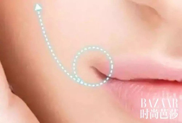 勾勒上揚嘴角